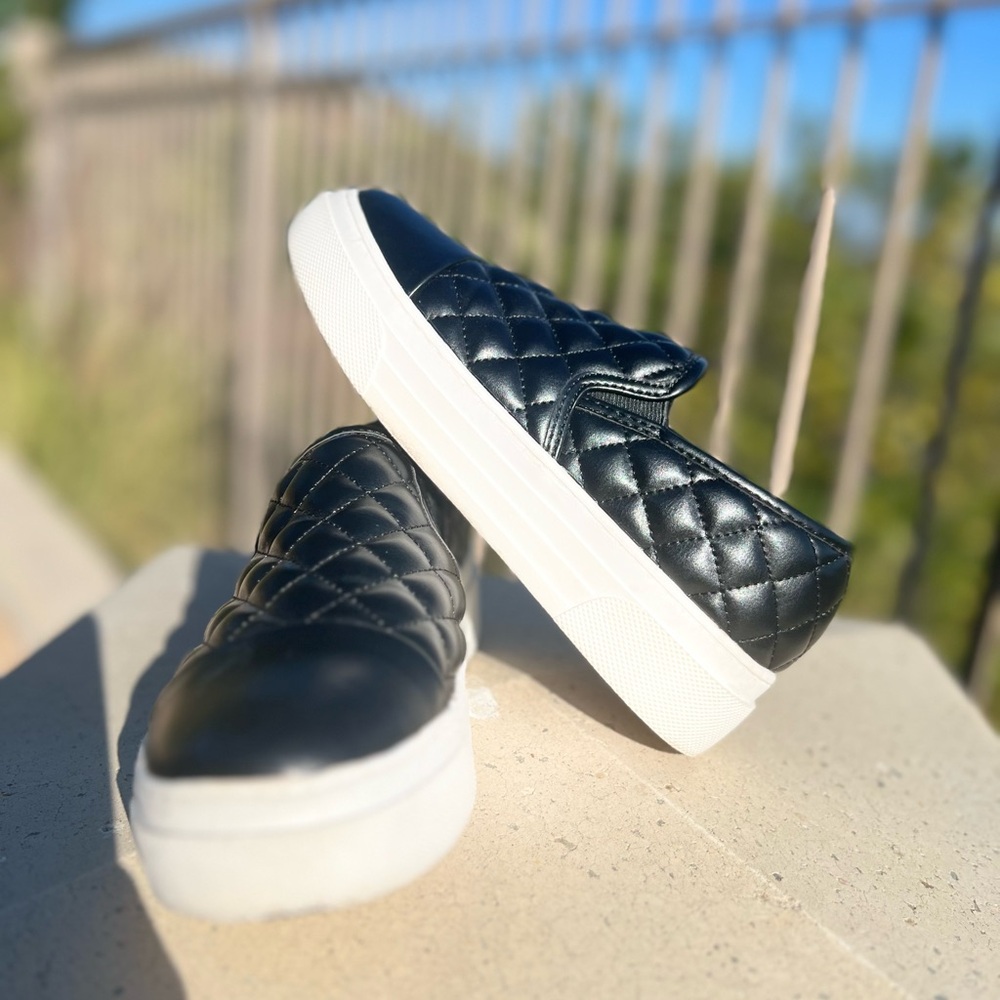 Steve Madden platform JLuma slip on Size 4 Girls BLACK.